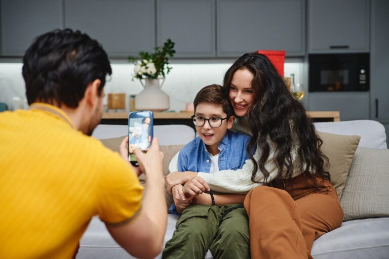 Crianças nas redes sociais: riscos e cuidados que pais devem conhecer