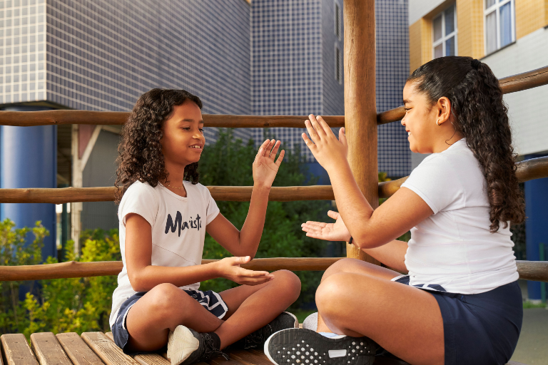 Após um ano sem celulares nas escolas, especialista relata resultados positivos